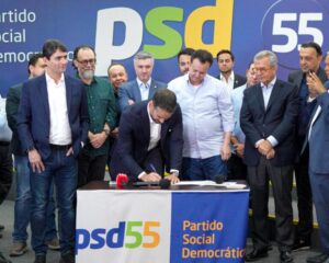 Eduardo Leite assina filiação ao PSD