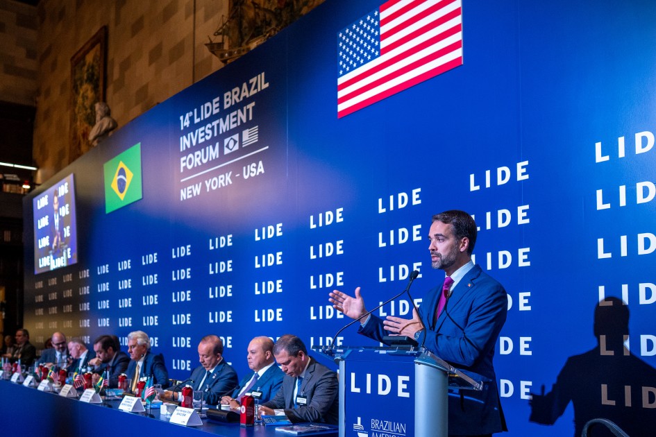 Em Nova York, governador Eduardo Leite destaca avanço econômico, queda da criminalidade e ambiente favorável a investimentos no RS