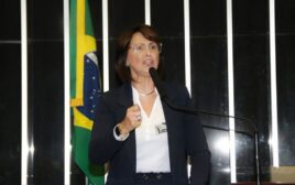 ábia Richter discursa em Sessão Solene da Frente Parlamentar da Enfermagem em Brasília