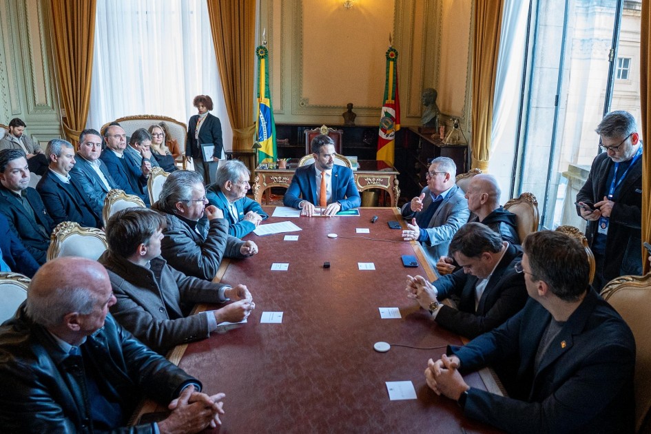 Governador Eduardo Leite anuncia R$ 100 milhões em crédito para exportadores gaúchos afetados por tarifa dos EUA
