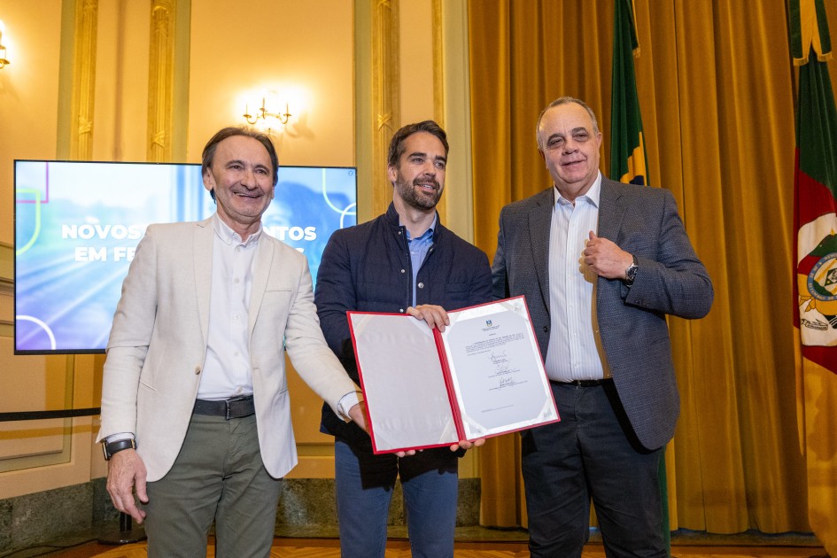 O governador Eduardo Leite (PSD) anunciou, nesta quinta-feira (7), a autorização para a implantação, operação e exploração privada de uma ferrovia de transporte de passageiros dentro do Rio Grande do Sul