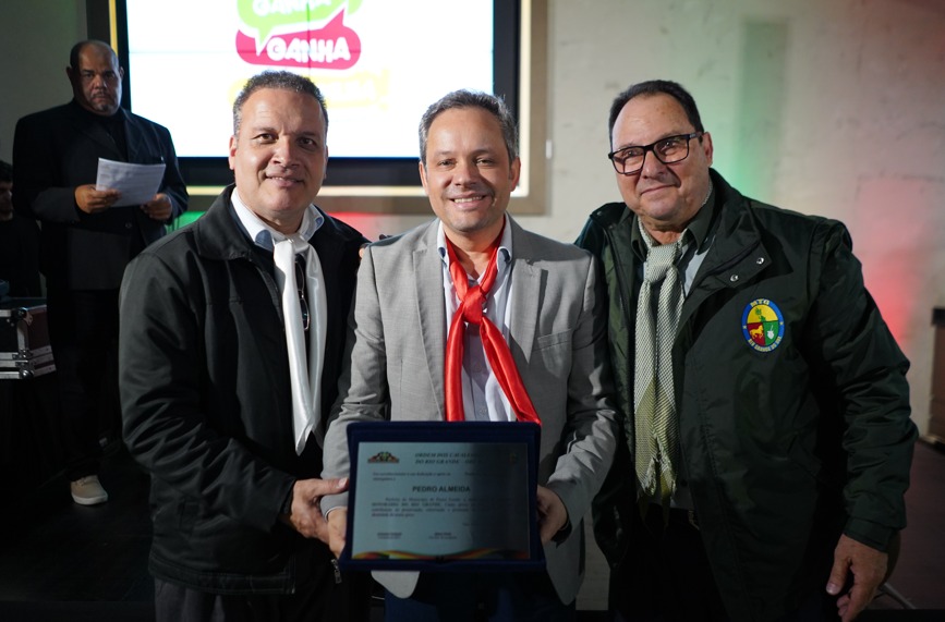 Pedro Almeida recebe a Comenda de Cavaleiro Honorário do Rio Grande