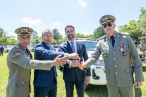 Leite entrega R$ 100 milhões em viaturas à polícia